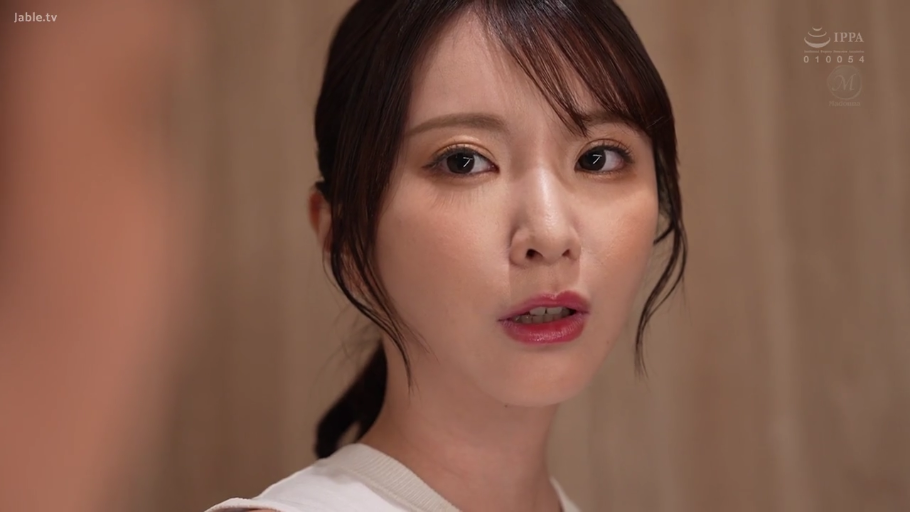 室內 · 臉部特寫 · 白色上衣 · 凝视 · 惊讶 · 正面 · 亚洲女性