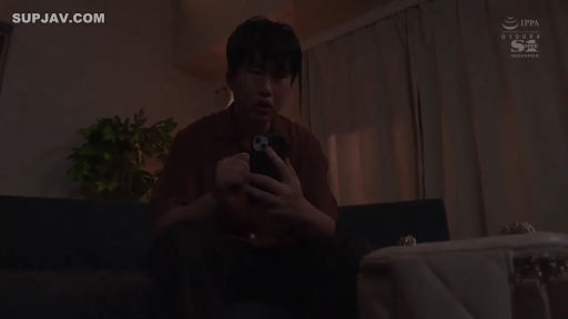 室內 · 坐姿 · 嚴肅 · 手机 · 上半身 · 昏暗 · 操作手机 · 休闲衬衫