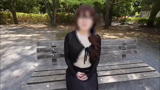室内 · 脸部 · 微笑 · 注视 · 正面 · 马尾 · 运动服 · 挂绳