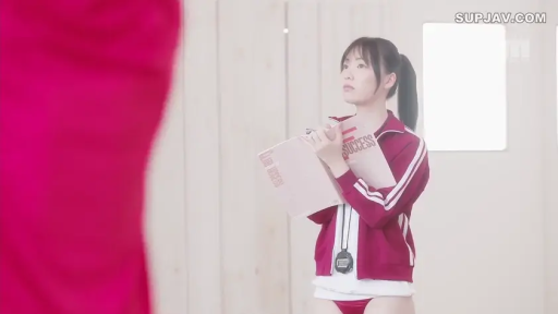 室内 · 集中 · 站立 · 中景 · 秒表 · 記録 · 白色运动裤 · 体育教练角色