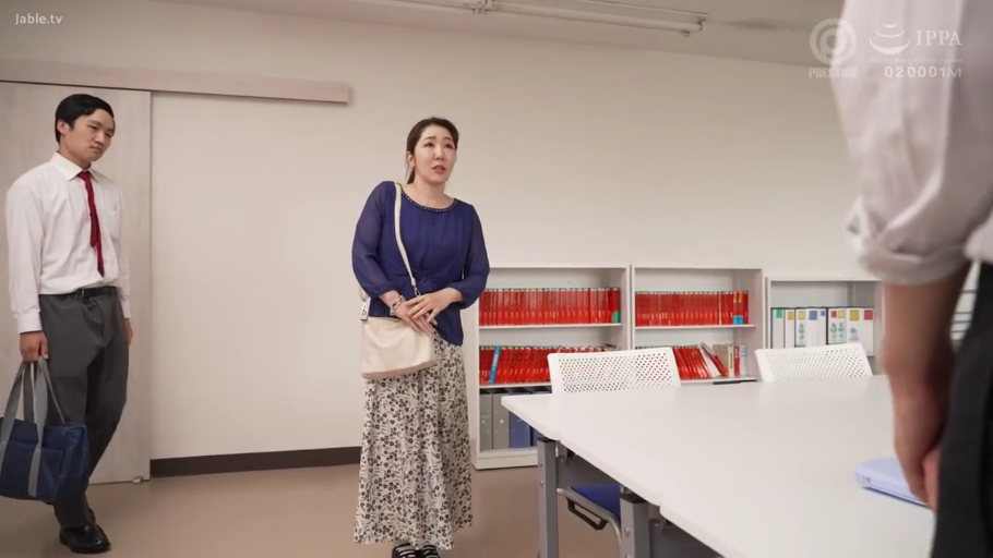 会話 · 真剣 · 办公室 · 站立 · 遠景 · 熟女 · 碎花长裙 · ショルダーバッグ