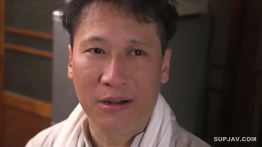 Indoor · 面部特写 · Stare · 短发 · 惊讶 · Grey knitted sweater · Turn back