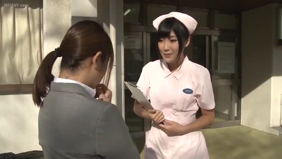 交谈 · 护士服 · 站立 · 中景 · 微笑 · 职场女性 · 户外 · 写字板