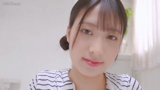 Indoor · Face · Smile · Gaze · 特写 · Eye contact · 条纹衫