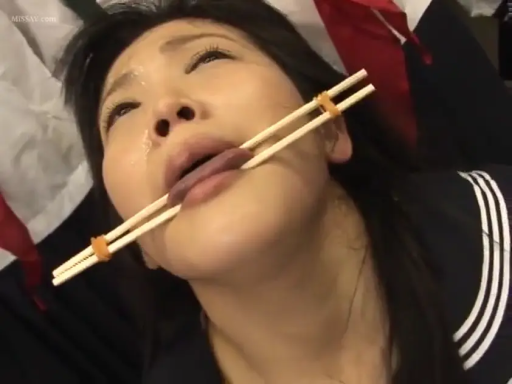 室内 · 脸部 · 制服 · 口塞 · 痛苦 · 躺姿 · 调教 · 筷子