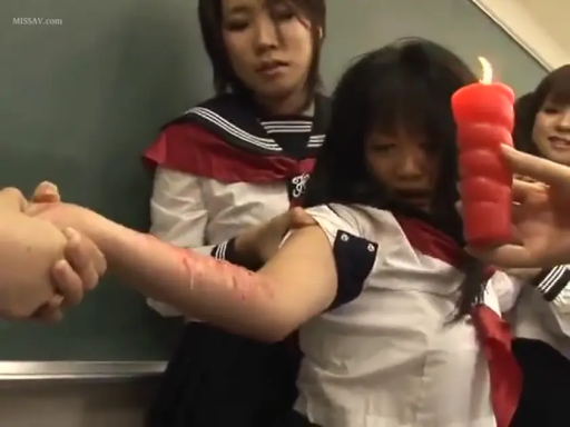 Classroom · Stand · BDSM · Sailor suit · 痛苦表情 · 滴蜡 · 红色蜡烛 · 手臂特写