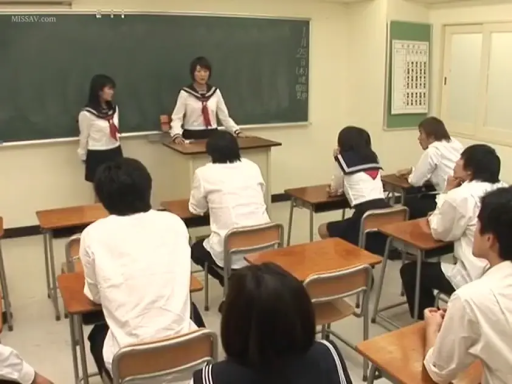 严肃 · 教室 · 站立 · 剧情 · 对视 · 近景 · 黑板 · 水手服