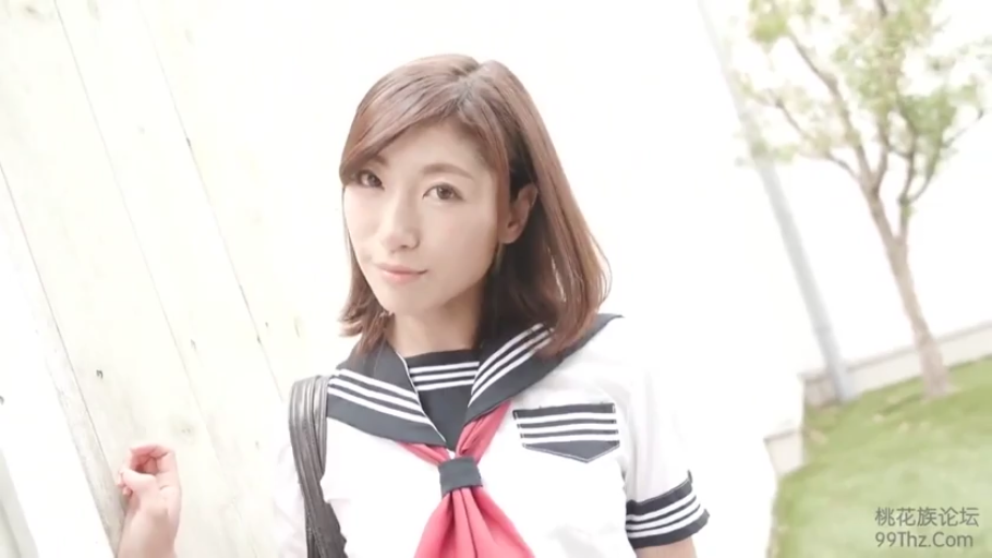 站姿 · 微笑 · 凝视 · 户外 · 水手服 · 亚洲人 · 单肩包 · 半身照