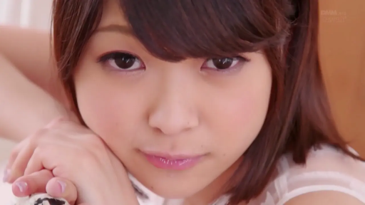 室内 · 顔部のクローズアップ · 微笑 · 白い上着 · 注视镜头 · 托腮 · 日本女性