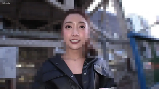 站立 · 微笑 · 面对镜头 · 面部特写 · 户外 · 黑色皮夹克