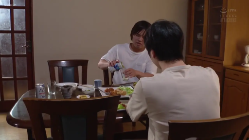 坐姿 · 半身 · 餐桌 · 餐厅 · 用餐 · 白T恤 · 厌恶