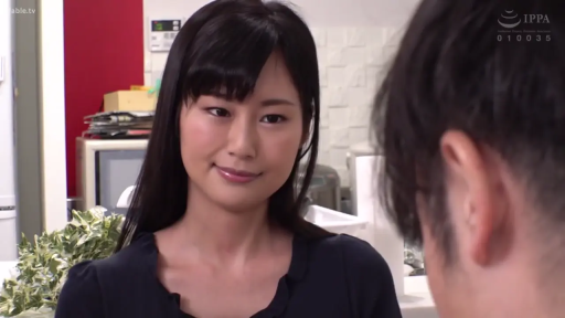 室內 · 盆栽 · 微笑 · 对话 · 凝视 · 头部特写 · 深色上衣 · 对视站立