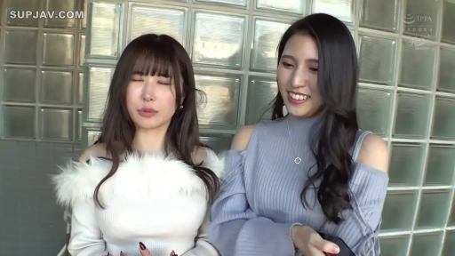 交谈 · 脸部 · 站立 · 微笑 · 室外 · 双人 · 毛衣 · 玻璃墙