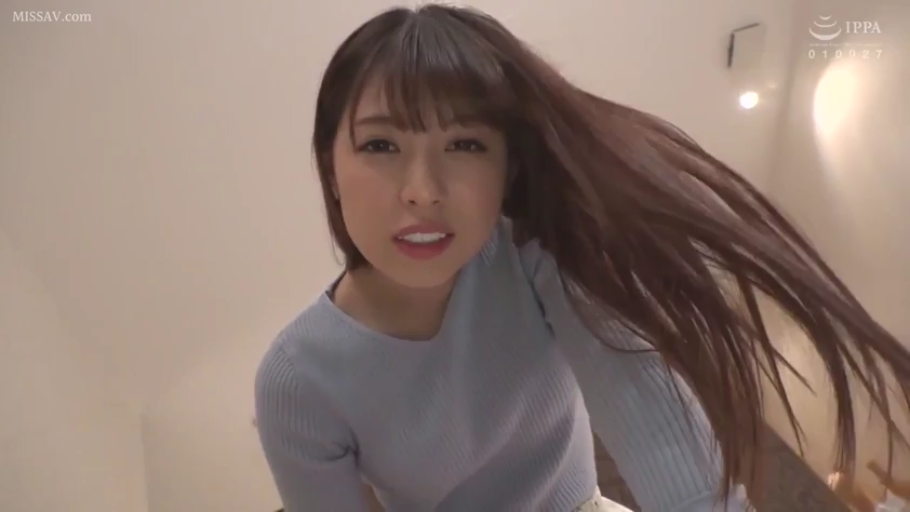 室内 · 俯身 · 面部特写 · 注视 · 长发 · 微张嘴 · 蓝色针织衫