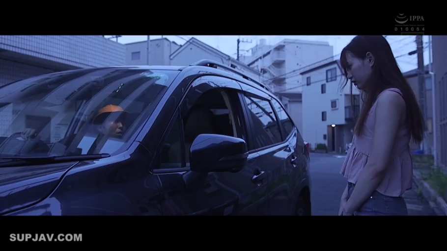 忧郁 · 站立 · 中景 · 粉色背心 · 对视 · 街道 · 汽车