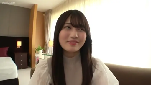 坐姿 · 臉部特寫 · 臥室 · 床 · 长发 · 访谈 · 甜美微笑 · 浅色时尚上衣