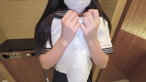 室内 · 室内 · 中景 · 站姿 · 白色口罩 · 口罩 · 无表情 · 自摸胸部