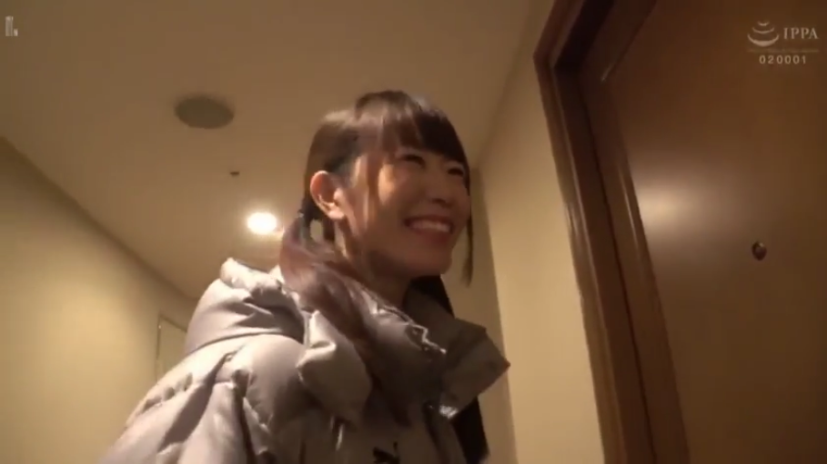 脸部特写 · 室内走廊 · IPPA标志 · 银灰色羽绒服 · 开心的微笑