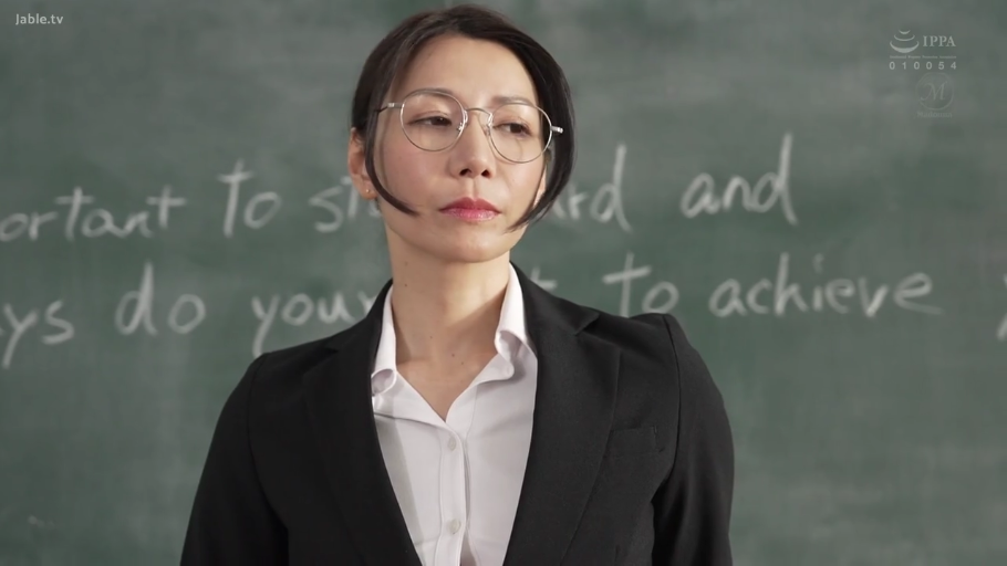 严肃 · 教室 · 眼镜 · 站立 · 半身 · 职业装 · 凝视 · 教师