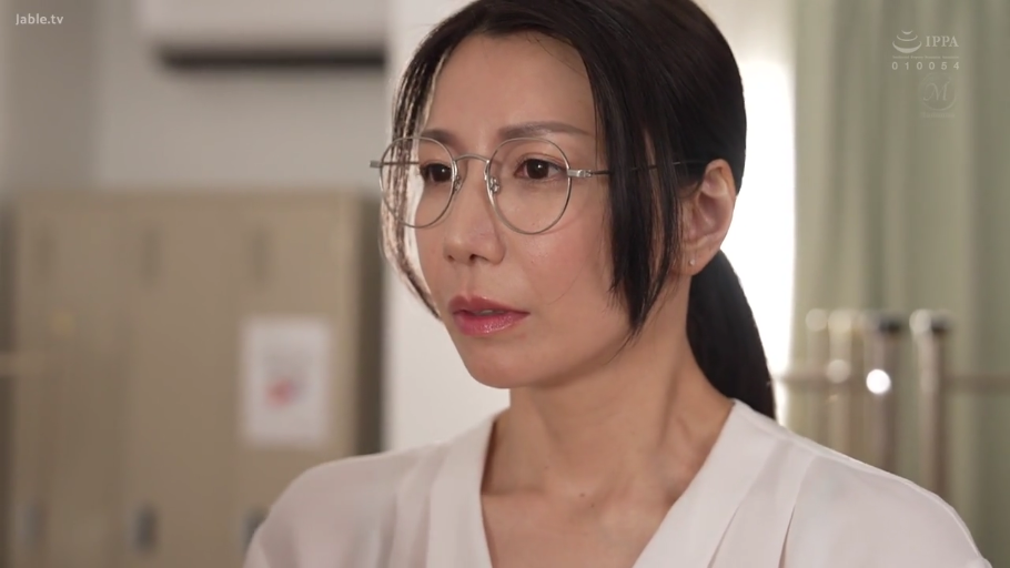 室内 · 眼镜 · 面部特写 · 注视 · 惊讶 · 侧身站立 · 白色V领衫 · 束发