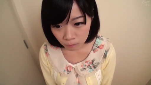 室内 · 脸部特写 · 黄色碎花上衣