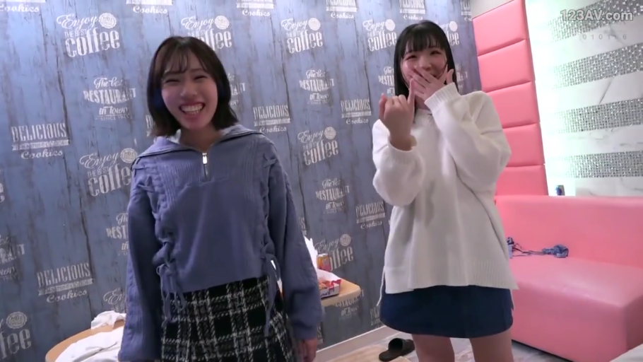 站立 · 休闲装 · 手部 · 多人 · 指点 · 开心 · 披萨 · 聚会室