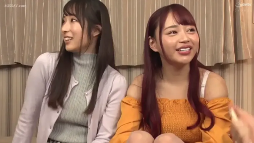 室内 · 坐姿 · 交谈 · 微笑 · 休闲装 · 上半身 · 双人 · 窗帘