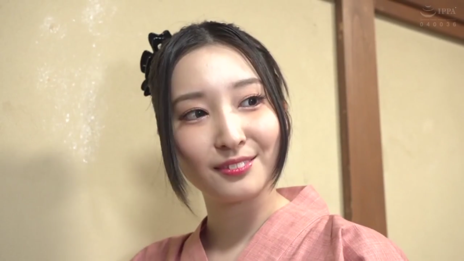 室内 · 面部 · 微笑 · 项链 · 谈话 · 端坐 · 白色无袖上衣 · 素人采访