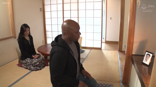 跪坐 · 和室 · カジュアルウェア · 遠景 · 庄重 · 遗像 · 黑人 · 祭拜