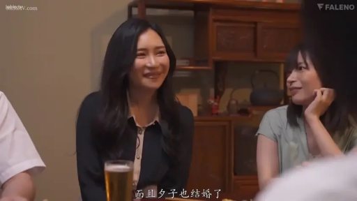 室内 · 坐姿 · 中景 · 衬衫 · 聊天 · 笑容 · 熟女 · 啤酒