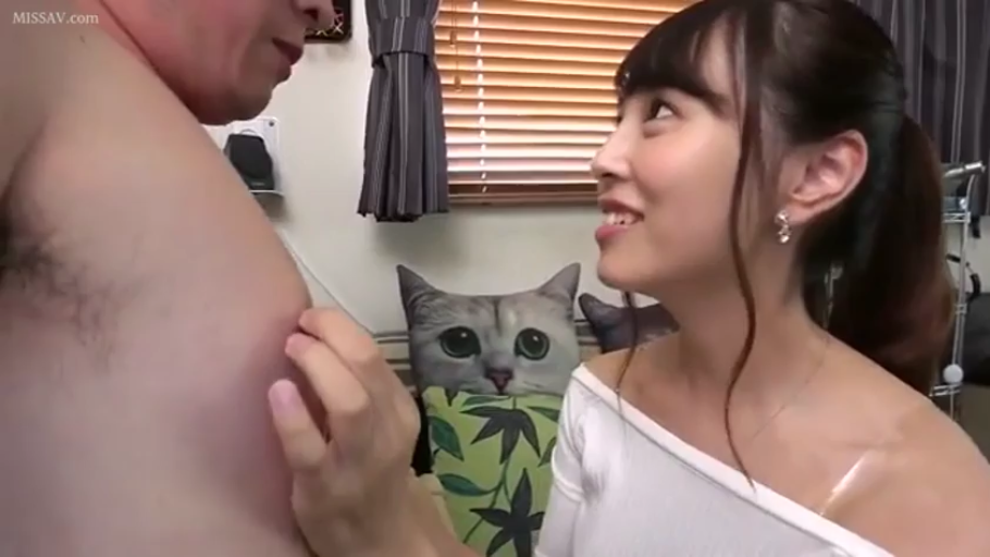 室内 · 微笑 · 面部特写 · 仰视 · 调情 · 露肩上衣 · 情景剧 · 猫咪抱枕