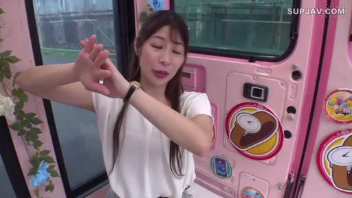 中景 · 目を閉じて · 白い上着 · 车内 · 举手 · インタラクティブ · 手表