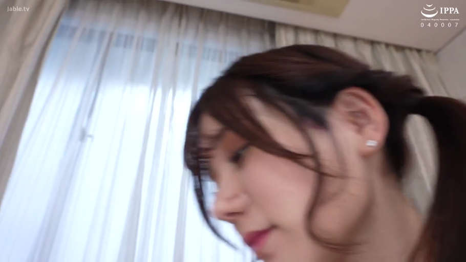 甜美 · 项链 · 面部特写 · 双马尾 · 裸露 · 俯视镜头 · 说话 · 窗前