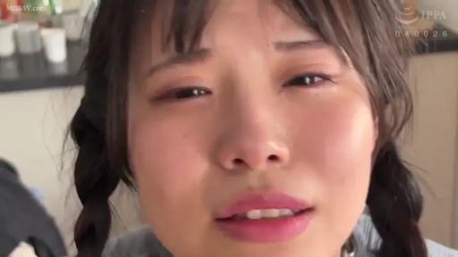 室内 · 顔部のクローズアップ · 对视 · 双马尾 · 正面 · ストライプの上着 · 委屈含泪