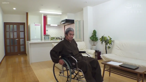 座り姿勢 · 中景 · 平静 · リビング · 車椅子 · 休息 · 棕色长袍 · 老年男性