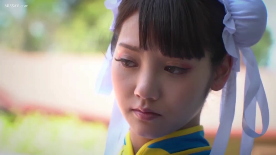 忧郁 · 角色扮演 · 脸部特写 · 站姿 · 户外 · 发饰 · 春丽Cosplay