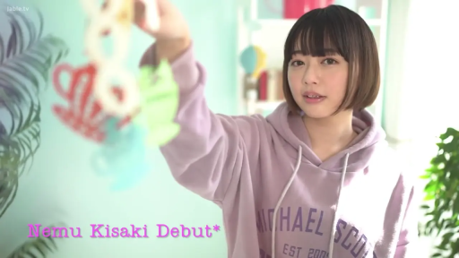 中景 · 短发 · 室内房间 · 自然微笑 · 正面站姿 · 连帽卫衣 · 手持饰品 · 彩色挂饰