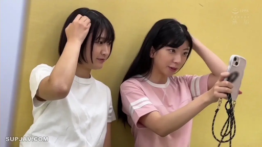 室内 · 集中 · 站立 · 半身 · スマホを見る · 携帯電話 · T恤 · 日本女性