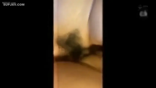 室内 · 躺卧 · 黑色衣物 · 无法辨认 · 模糊动作