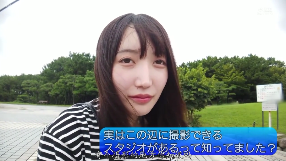 脸部 · 字幕 · 站姿 · 条纹衫 · 户外 · 笑容 · 公园 · 街访