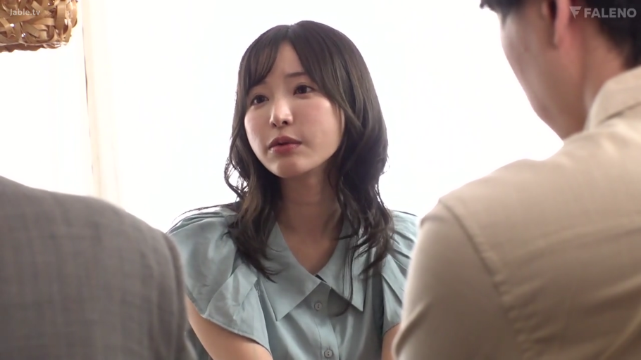 Indoor · Sitting Posture · Conversation · 面部特写 · Plot · Light blue shirt · 忧虑