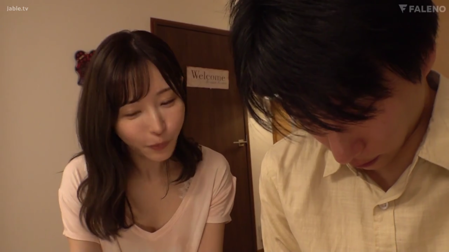 坐姿 · 臥室 · 微笑 · 檯燈 · 面部特寫 · 凝视 · 情侶 · T恤