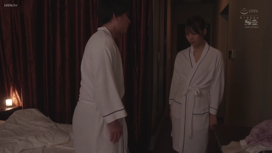 忧郁 · 中景 · 站姿 · 床 · 酒店房间 · 对话 · 昏暗灯光 · 浴袍