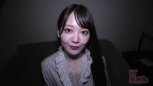 卧室 · 微笑 · 正坐 · 特写 · 凝视 · 条纹衫 · 邻家