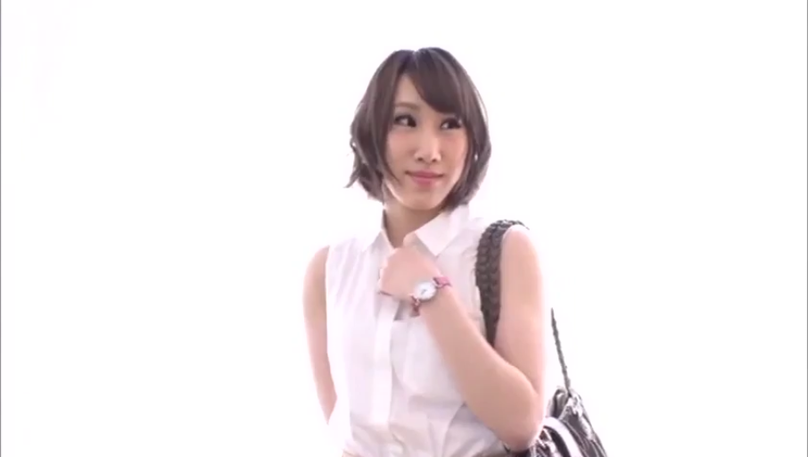 室内 · 站立 · 微笑 · 半身 · 注視 · ショートヘア · ショルダーバッグ · 白いノースリーブシャツ