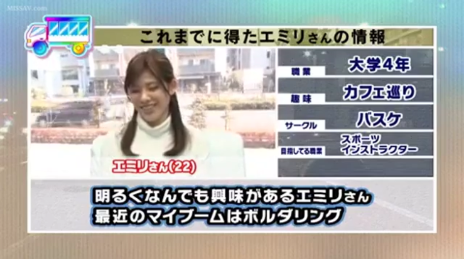 坐姿 · 上半身 · 车内 · 接受采访 · 甜美微笑 · 素人风格 · 白色高领毛衣 · 信息面板