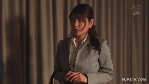 Indoor · Serious · Stand · Handbag · 上半身 · Suit · Workplace · Waiting