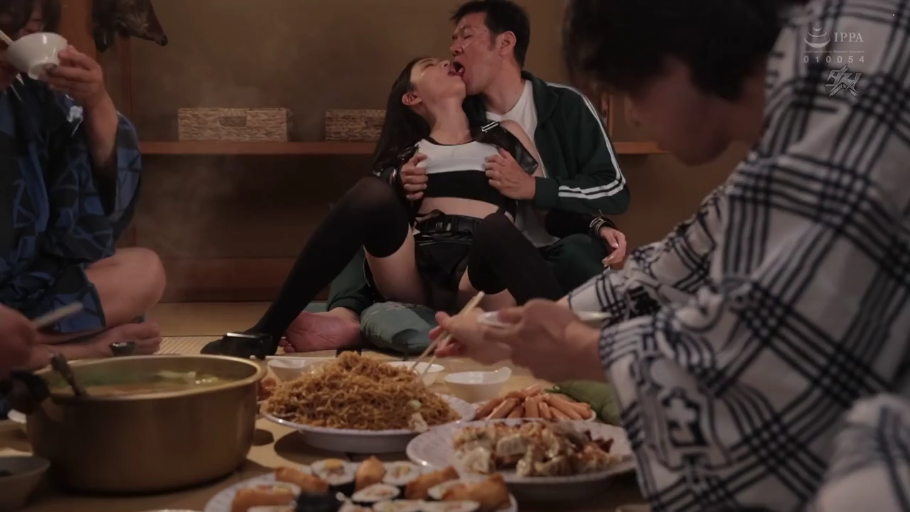 和室 · 陶醉 · 全景 · 多人 · 坐姿开腿 · Cosplay服 · 聚餐猥亵 · 碗筷食物