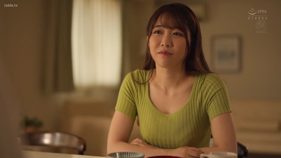 坐姿 · 中景 · 居家 · 注视 · 餐厅 · 温柔 · 餐具 · 绿色短袖针织衫