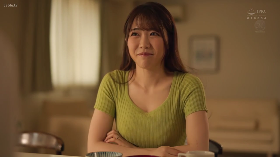 室内 · 座り姿勢 · 顔部のクローズアップ · 注視 · 日常 · 餐具 · 温和微笑 · 绿色短袖针织衫